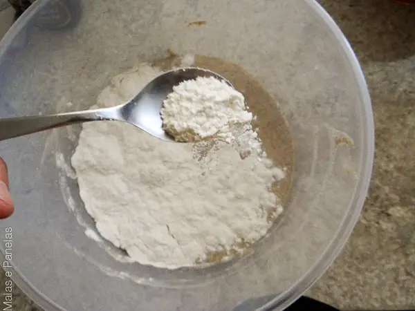 Cubra a esponja com a mistura de farinha