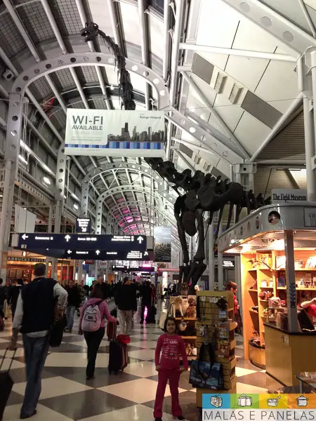 Aeroporto O'Hare de Chicago. Muitas opções de alimentação, serviços e até um dinossauro!