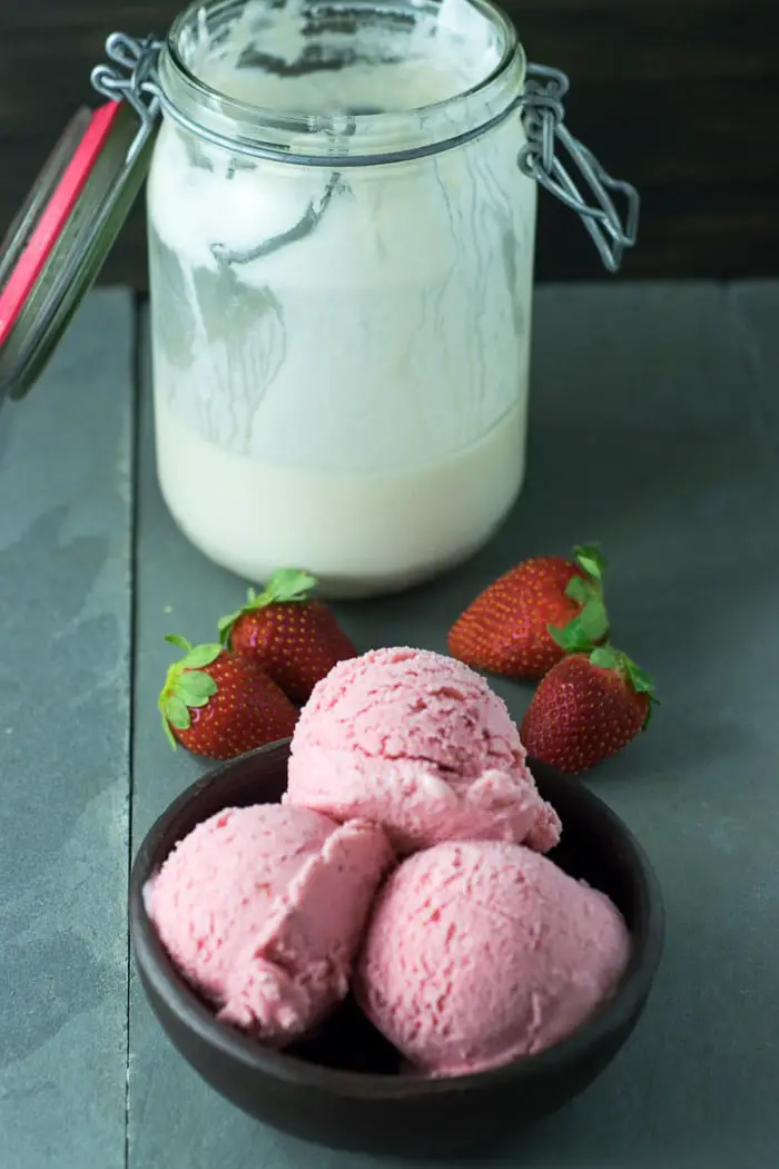 Frozen Yogurt de Morango | Malas e Panelas - Frozen yogurt feito em casa não precisa ser sem graça. Esse aqui é um ótimo substituto para o sorvete - em relação ao sabor e à textura!