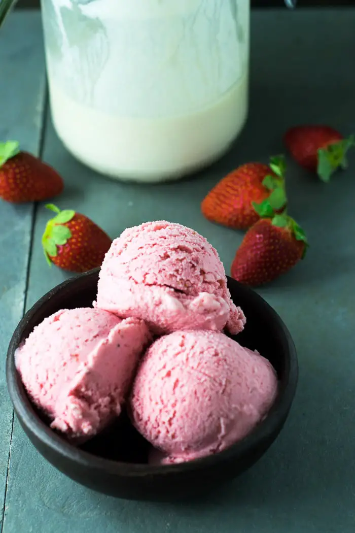 Frozen Yogurt de Morango | Malas e Panelas - Frozen yogurt feito em casa não precisa ser sem graça. Esse aqui é um ótimo substituto para o sorvete - em relação ao sabor e à textura!
