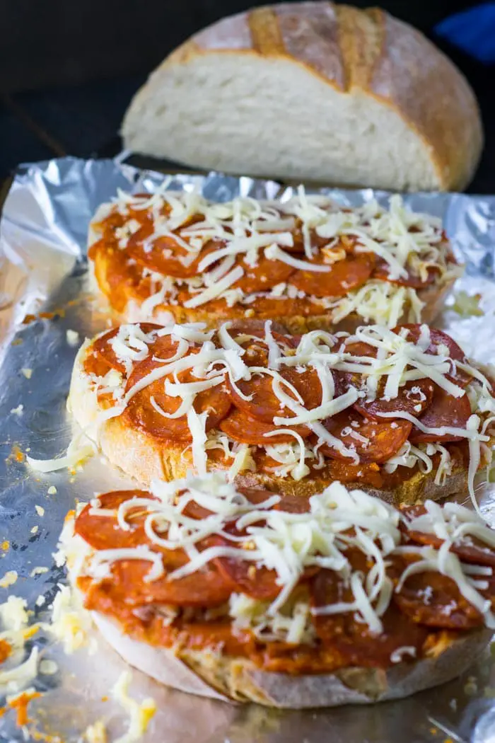 Fazendo Pizza Peperoni e Queijo no Pão | Malas e Panelas