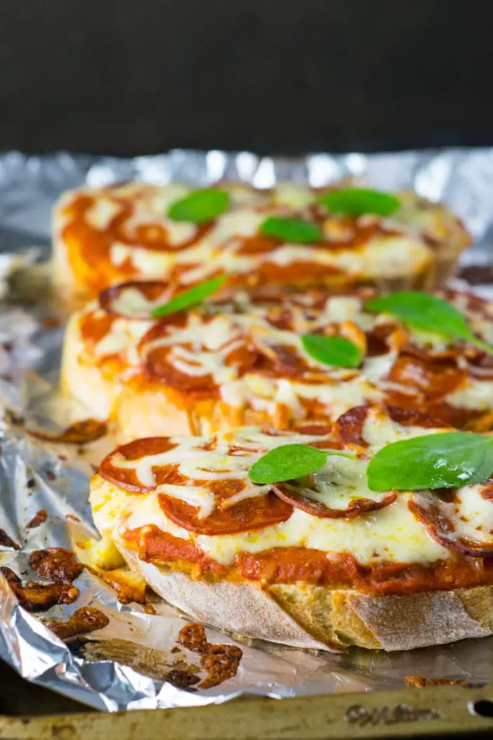 Como fazer Pizza de Peperoni e Queijo no Pão | Malas e Panelas