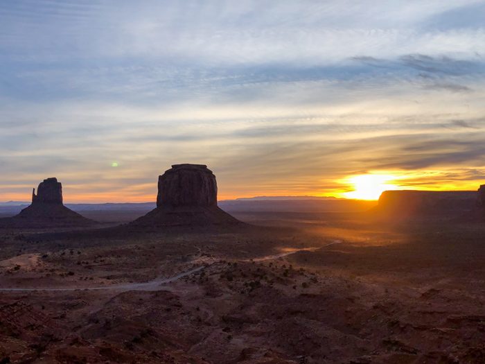 Sol nascendo no Monument Valley