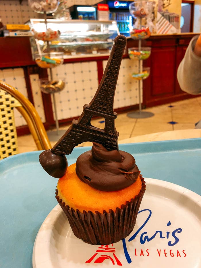 Cupcake decorado com torre eiffel