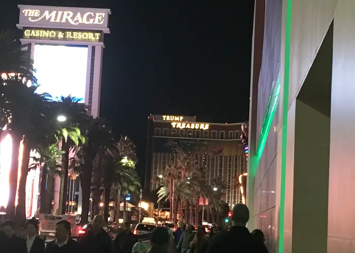 Harrah's Las Vegas, e lá no fundo o Trump Treasure :)