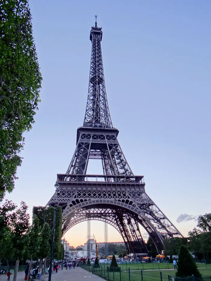 16 Lugares para Visitar em Paris | The Eiffel Tower | Malas e Panelas” width=