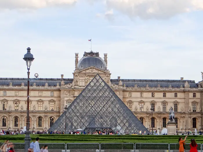 16 Lugares para Visitar em Paris | Museu Louvre | Malas e Panelas” width=