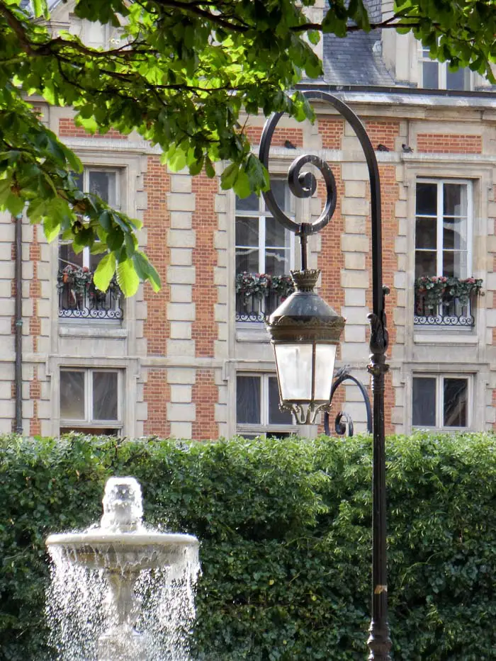 16 Lugares para Visitar em Paris | Place des Voges | Malas e Panelas