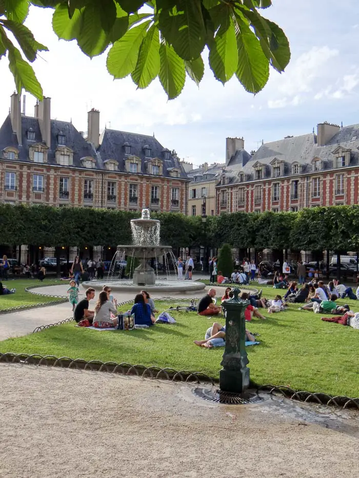 16 Lugares para Visitar em Paris | Place des Voges | Malas e Panelas