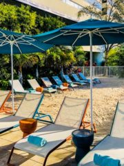 Área externa do Sheraton Miami Airport - lounge com areia