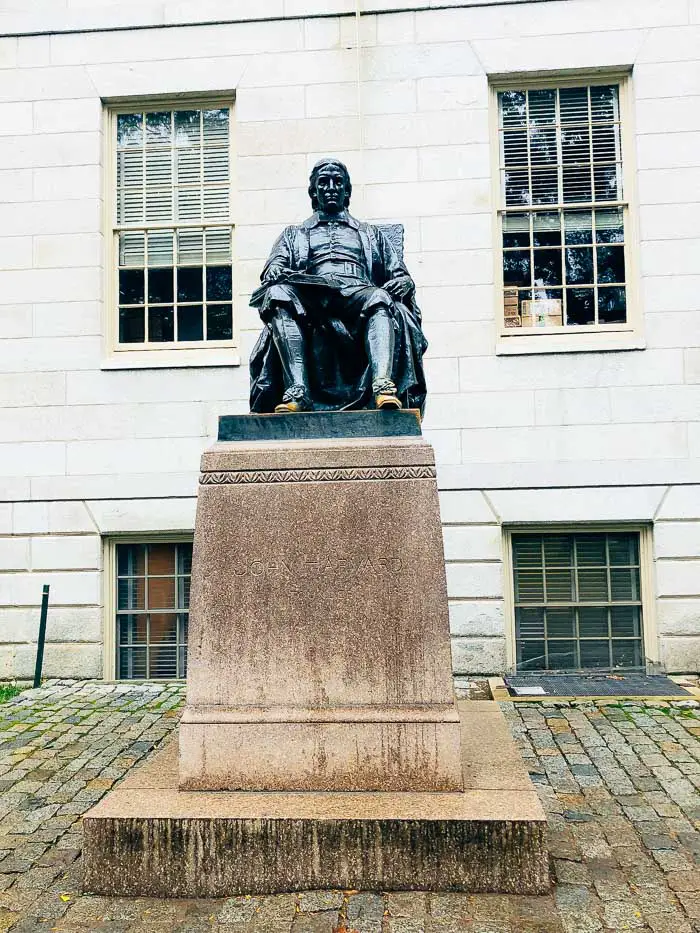 Estátua de John Harvard