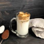 Dalgona Coffee - café solúvel batido servido sobre leite