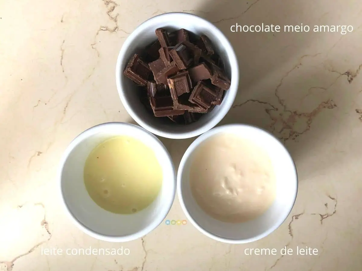 Ingredientes para a mousse de chocolate: chocolate meio amargo, leite condensado e creme de leite