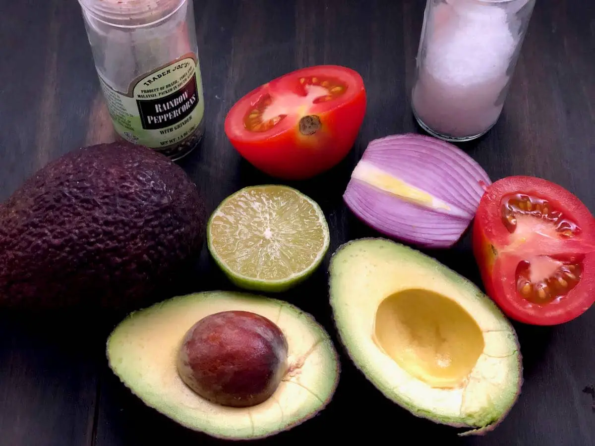 Guacamole ingredientes - abacate, tomate, cebola, limão, sal e pimenta